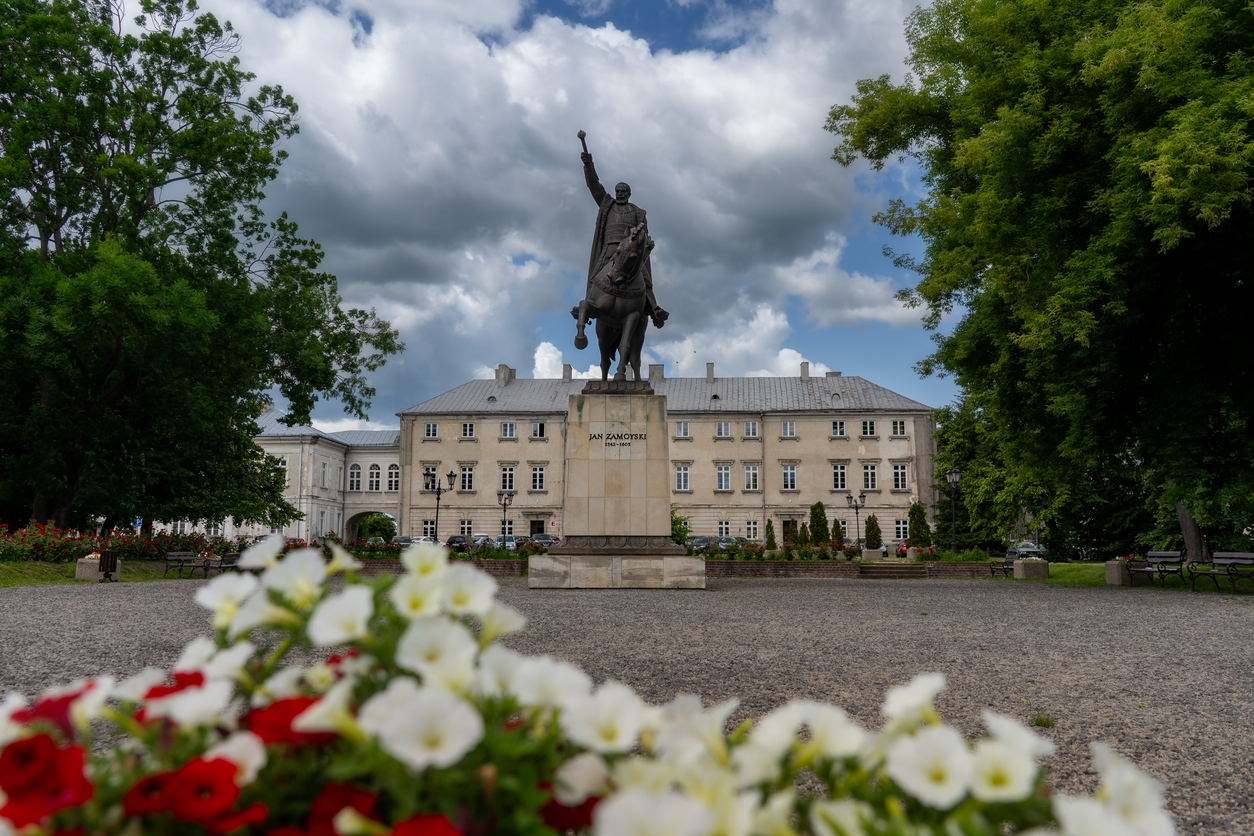 monument of jan sariusz zamoyski (jelita coat of arms), grand chancellor of the crown and grand hetman of the crown of the polish lithuanian commonwealth 1581